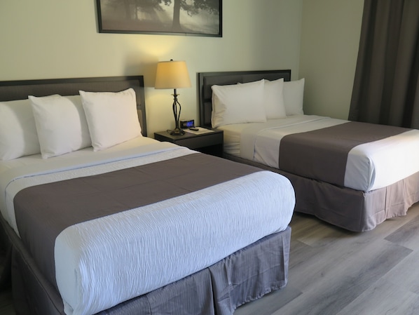 Tabla de planchar con plancha, Internet, ropa de cama y despertador