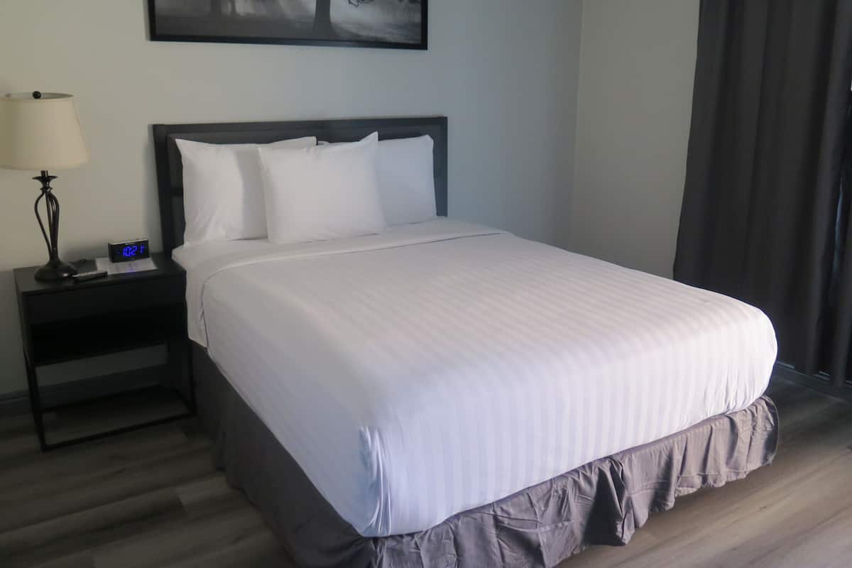 Tabla de planchar con plancha, acceso a internet y ropa de cama