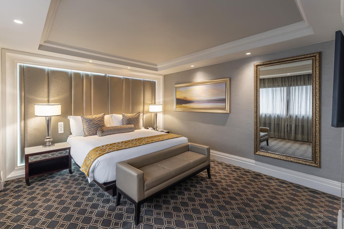 Sandton Sun Suite Double Room | Minibar, in-room safe, desk, laptop workspace
