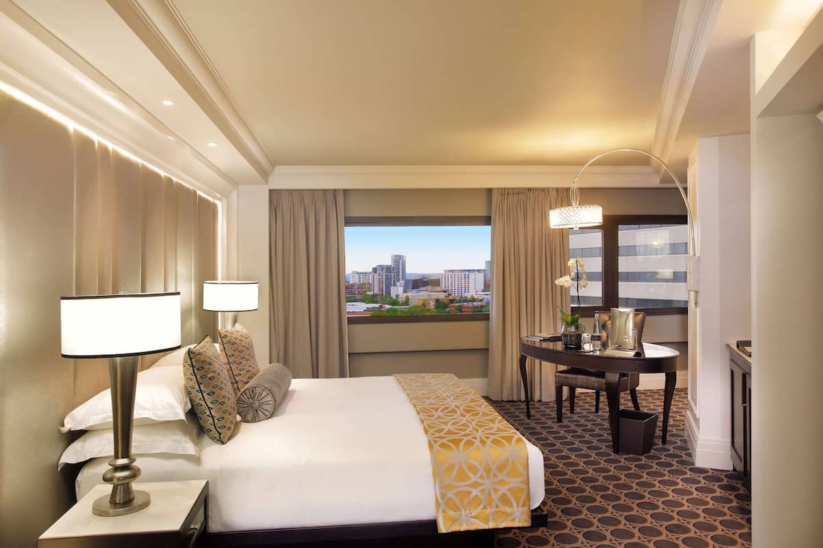 Sandton Sun Executive Double Room | Minibaari, tallelokero huoneessa, työpöytä