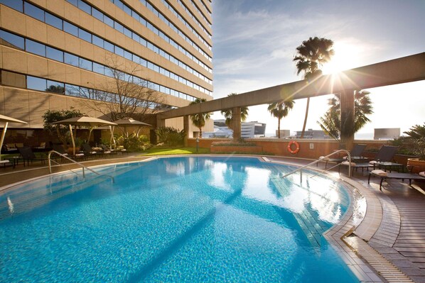 2 outdoor pools, pool loungers