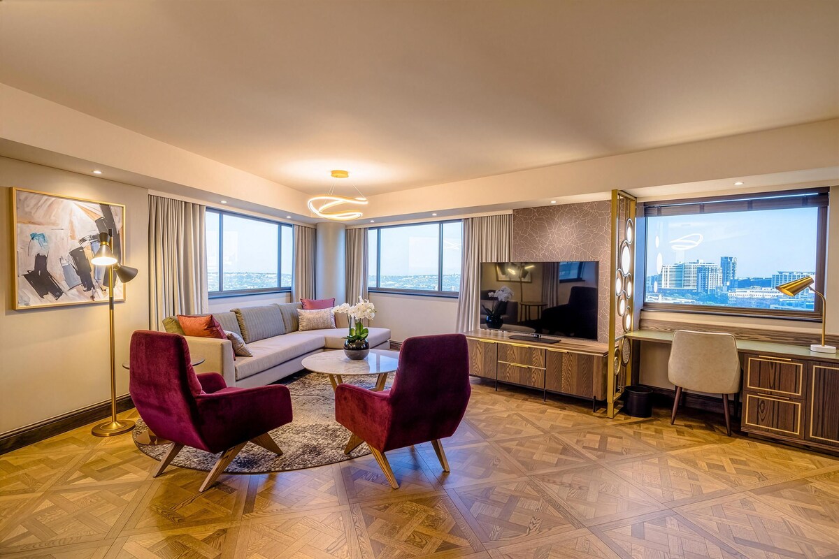 Sandton Towers Club Floor Deluxe Double Suite | Minibar, safe på rommet, skrivebord og skrivebord for bærbar PC