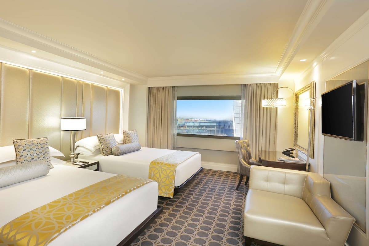 Sandton Sun Superior Double Room | 1 bedroom, minibar, in-room safe, desk