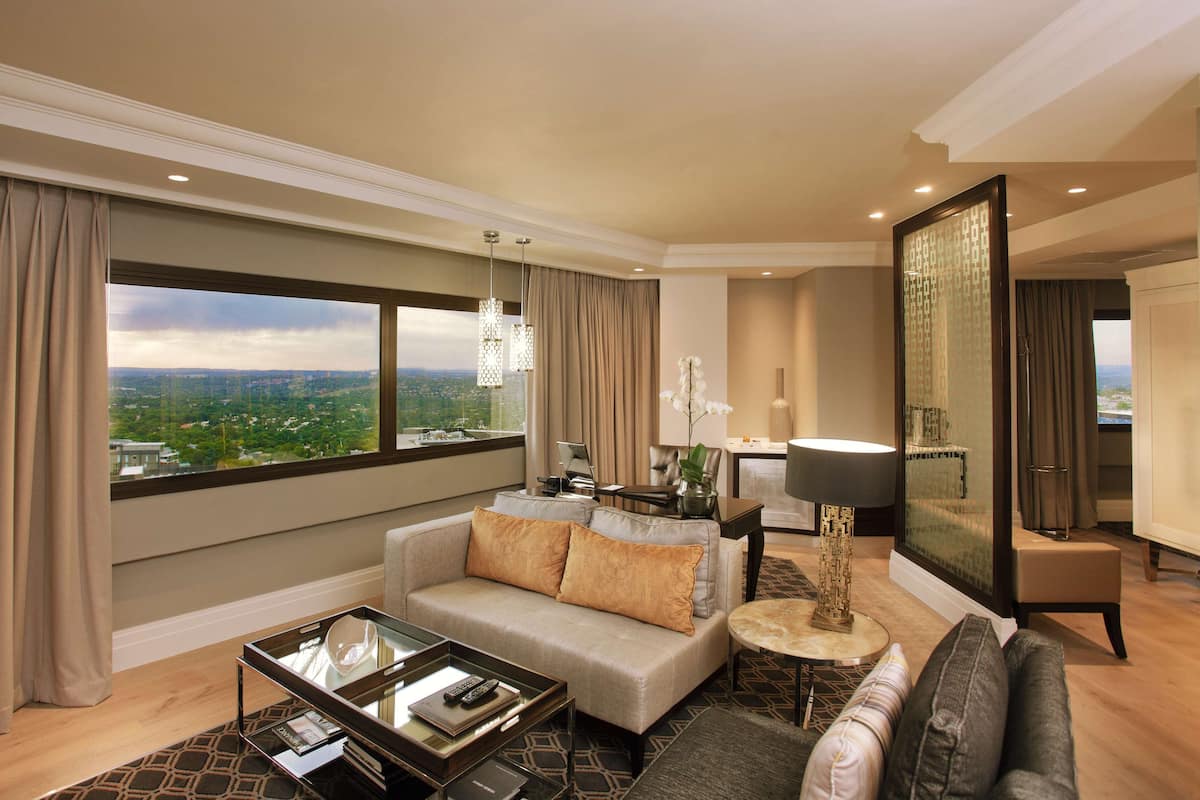 Sandton Sun Junior Suite Double Room | 1 camera, minibar, cassaforte in camera, una scrivania