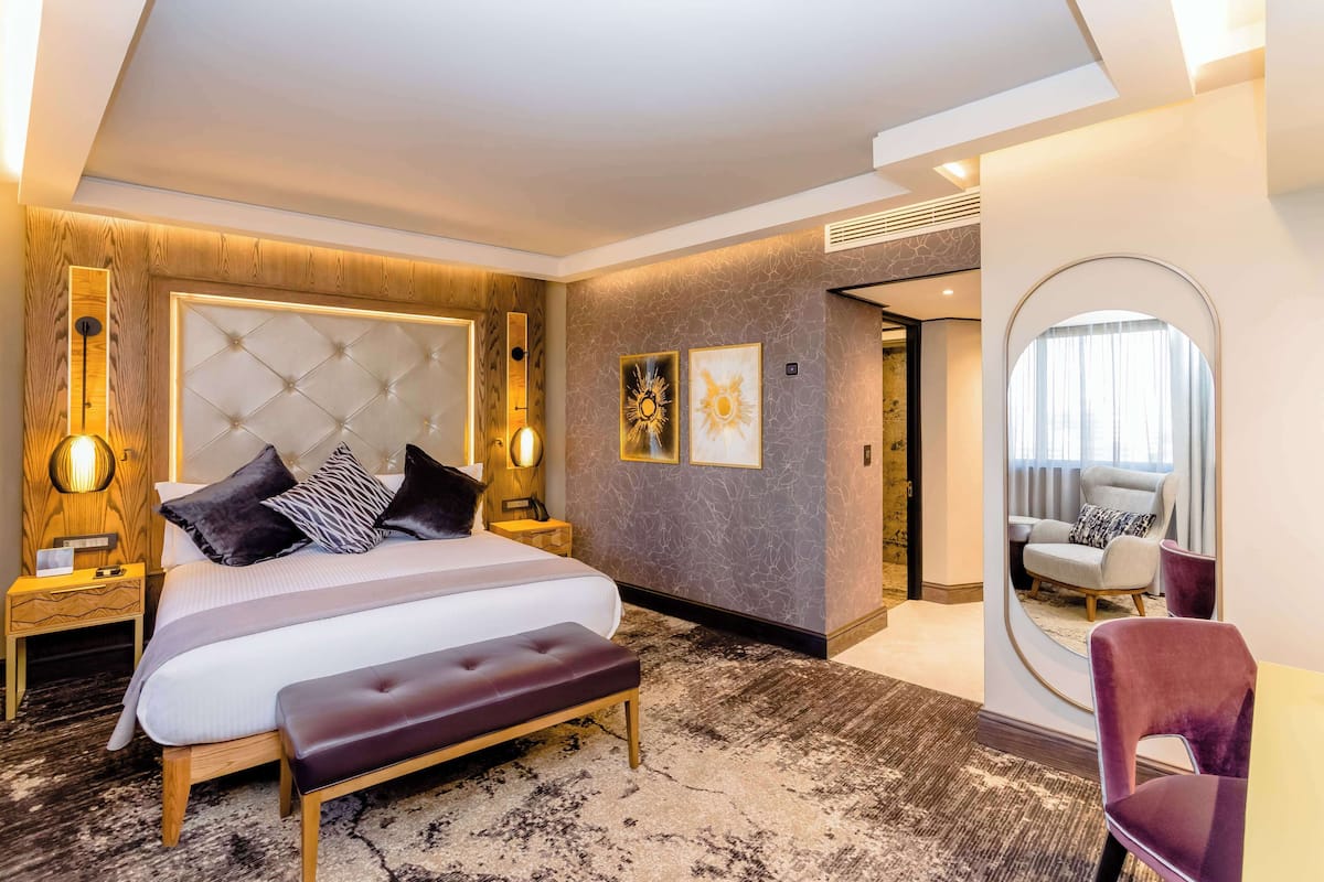 Sandton Towers Club Floor Double or Twin Room | Minibaari, tallelokero huoneessa, työpöytä