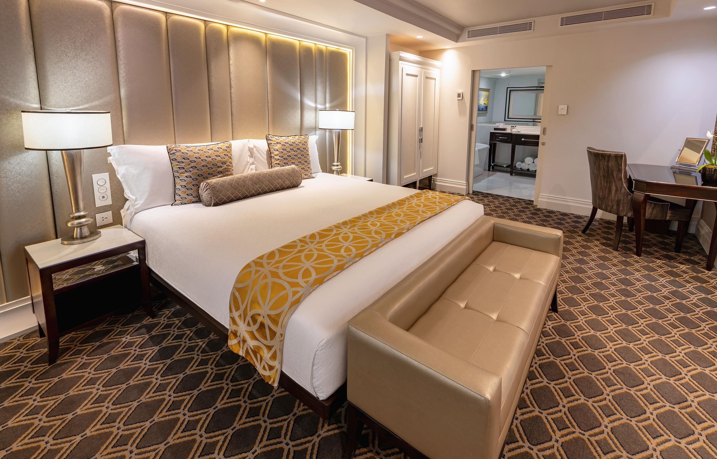 Estudi | Minibar, caixa forta a l'habitació i escriptori 