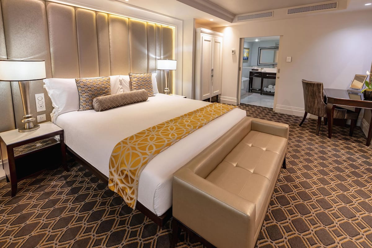 Sandton Sun Studio Double Room | Minibar, caja de seguridad en la habitación y escritorio