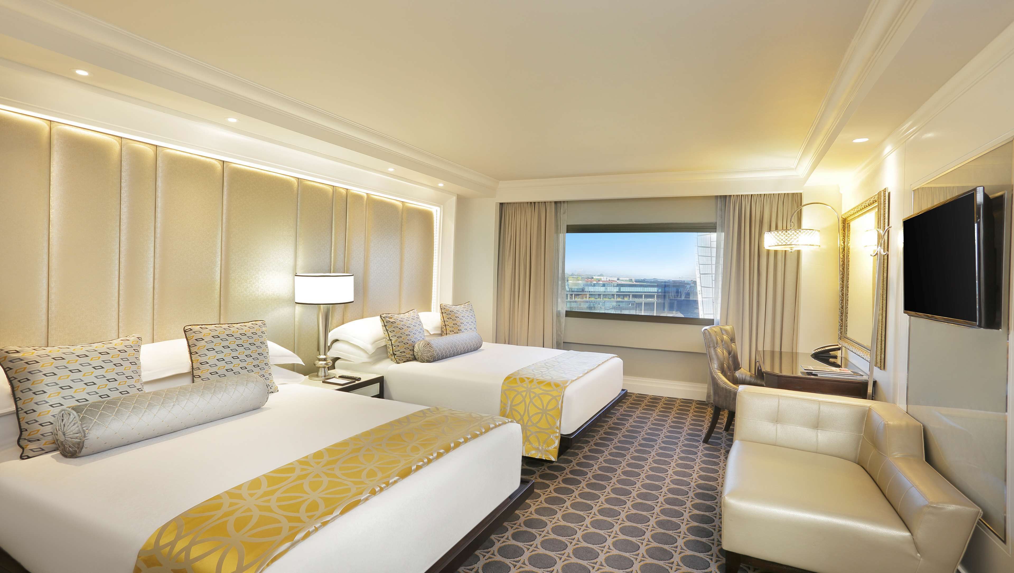 Sandton Sun Superior Double Room | Minibar, coffres-forts dans les chambres, bureau