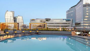 2 utomhuspooler och solstolar