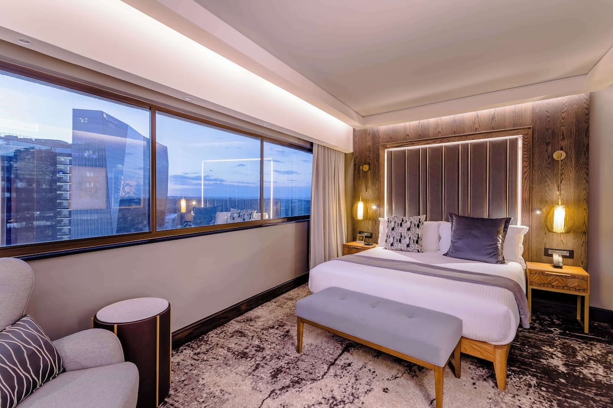 Sandton Towers Deluxe Double or Twin Room | Minibaari, tallelokero huoneessa, työpöytä