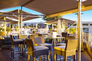 2 restaurants, breakfast, lunch, dinner served; international cuisine