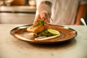 2 间餐厅，供应早餐、午餐和晚餐，国际美食