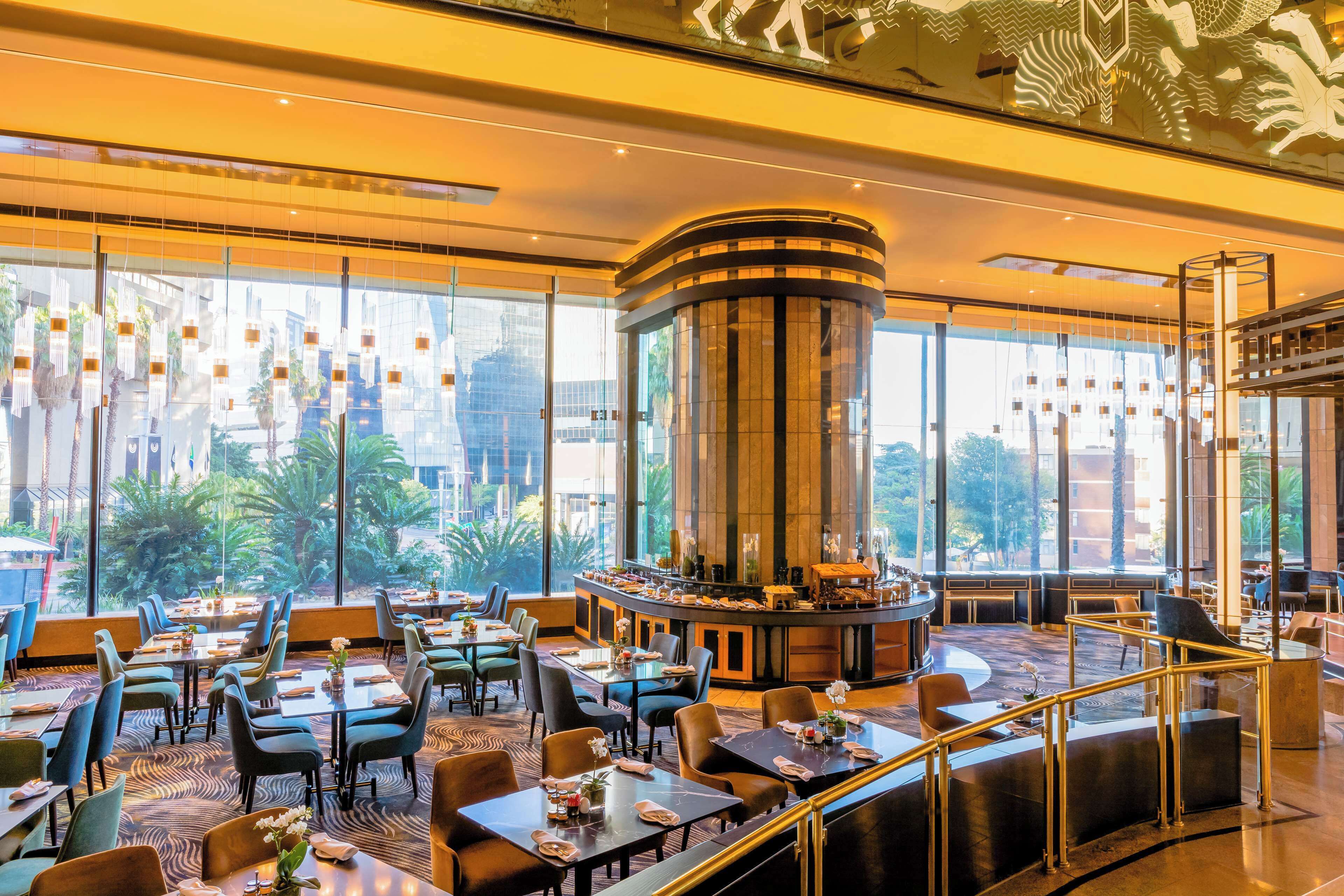 2 间餐厅，供应早餐、午餐和晚餐，国际美食