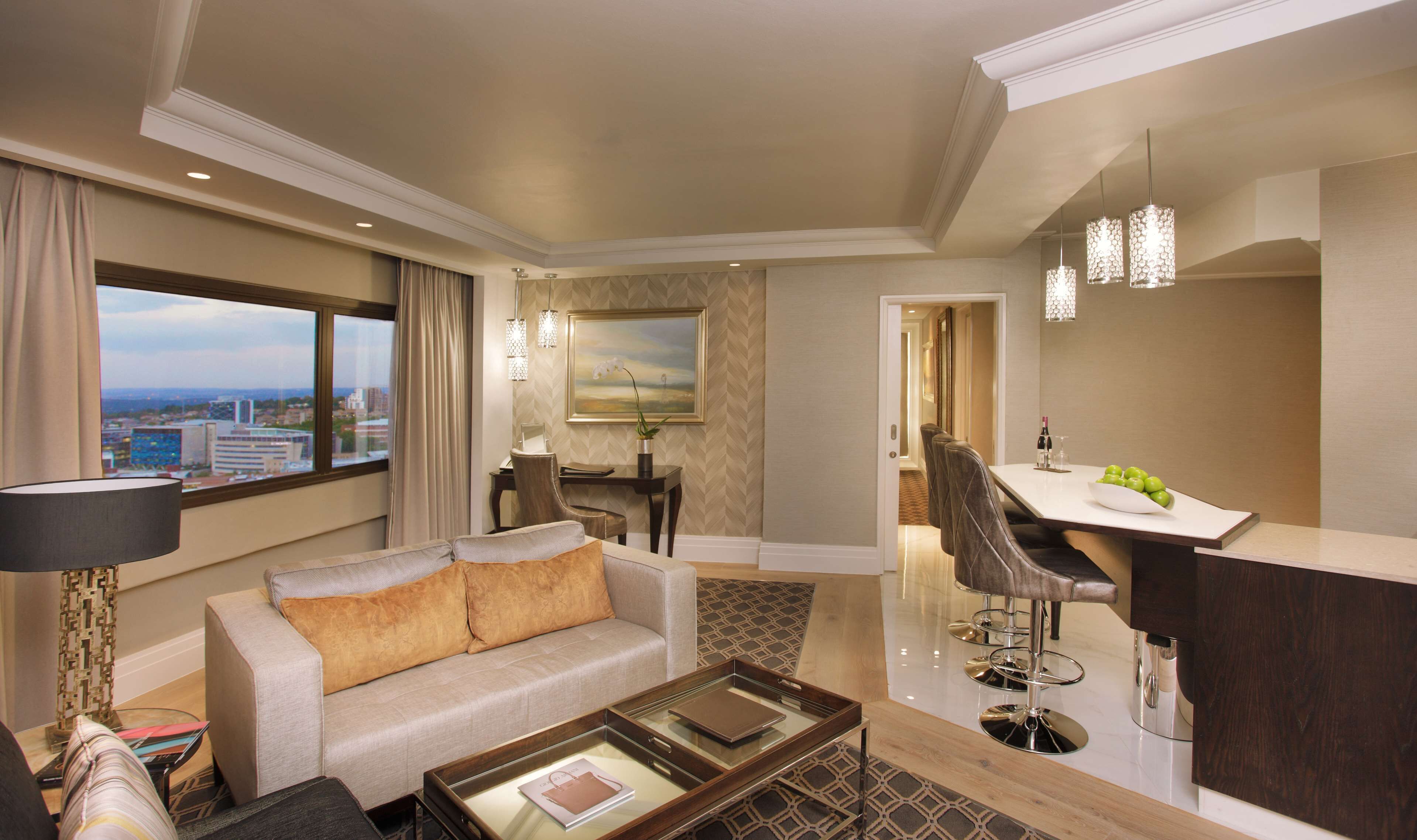 Sandton Sun Suite Double Room | Minibar, coffres-forts dans les chambres, bureau