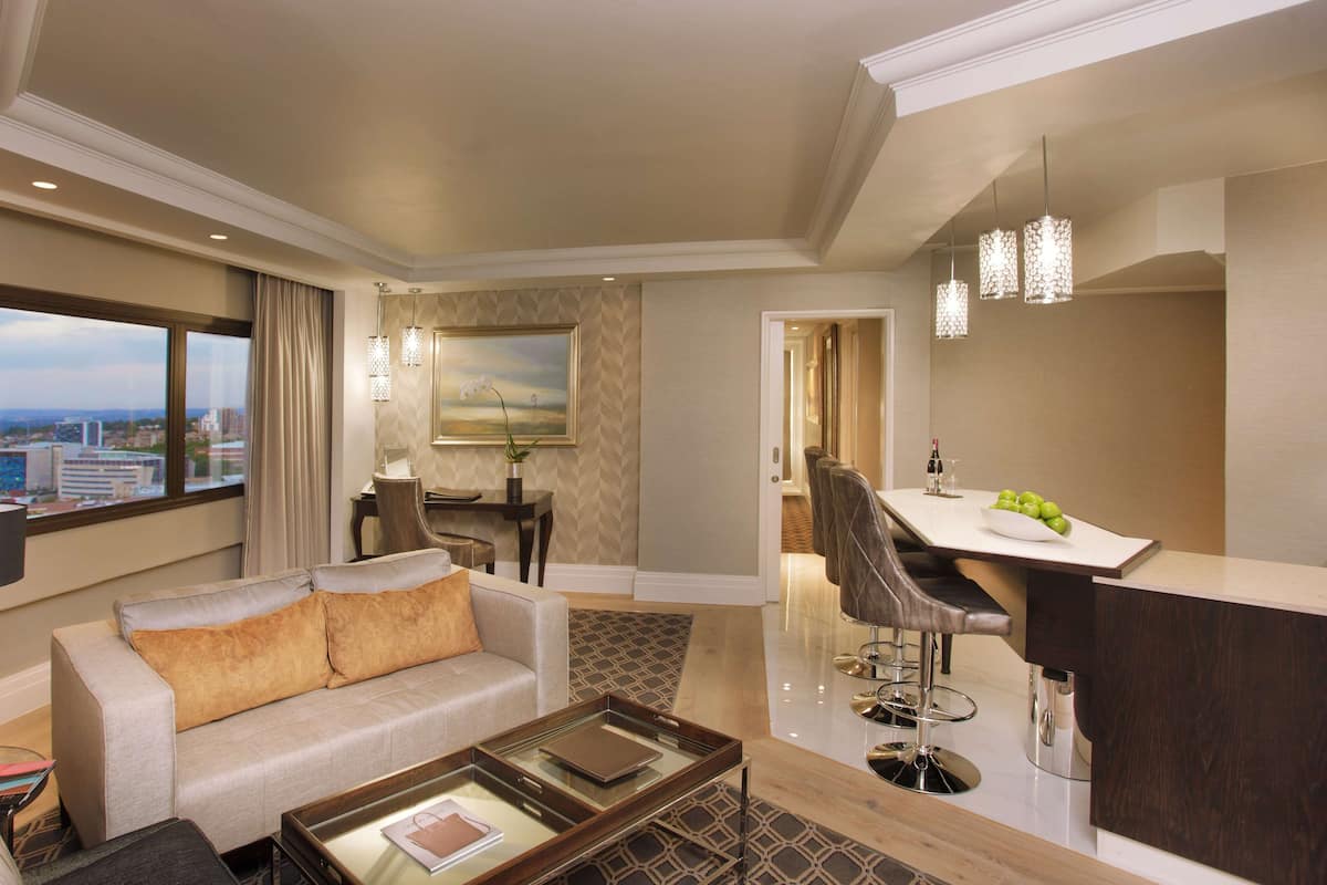 Sandton Sun Suite Double Room | 1 kamar tidur, minibar, brankas, dan meja kerja
