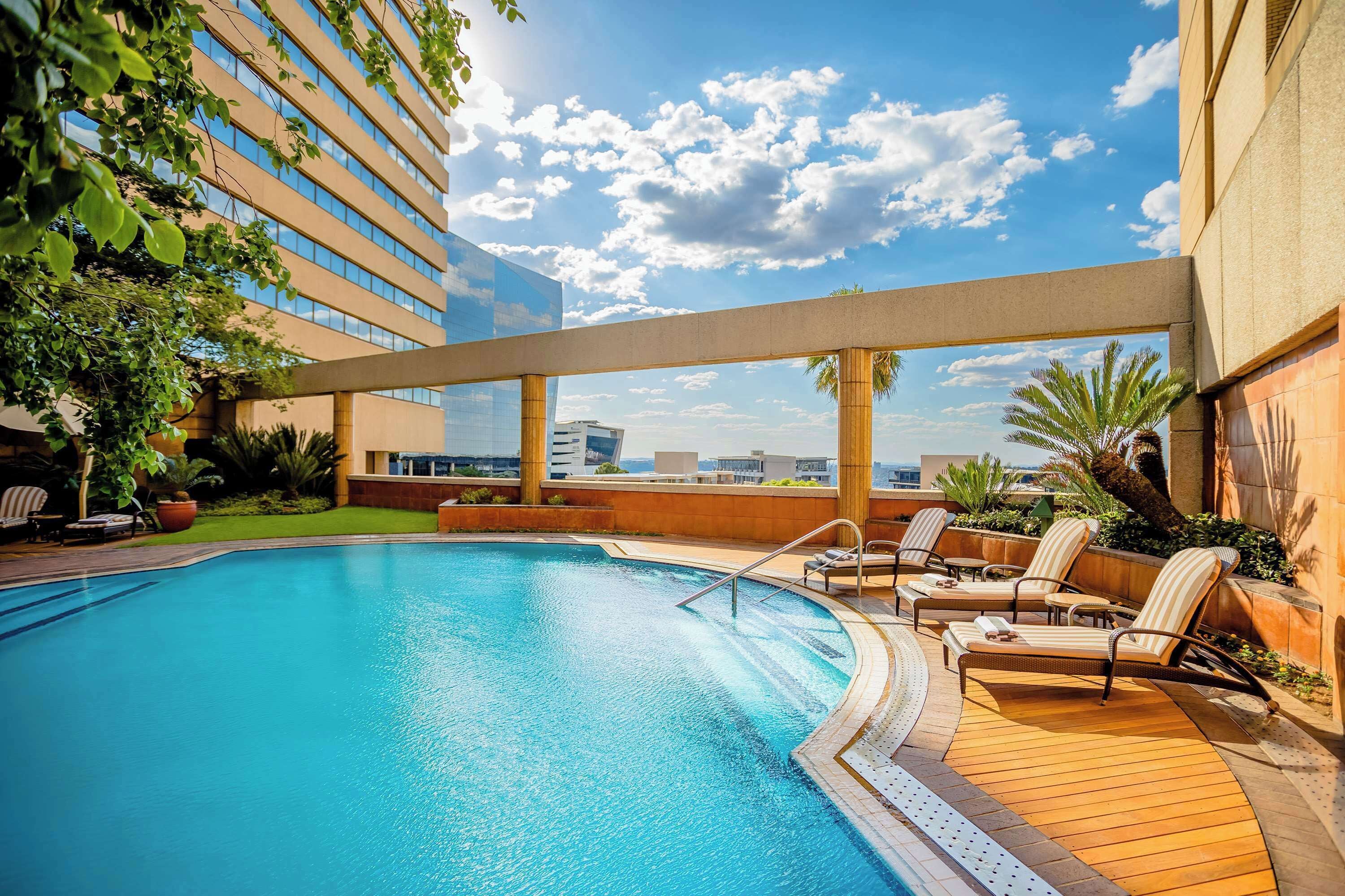 2 outdoor pools, pool loungers