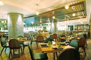 2 restaurants, breakfast, lunch, dinner served; international cuisine 