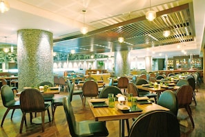 2 restaurants, breakfast, lunch, dinner served; international cuisine