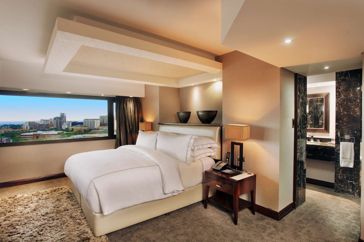 Sandton Sun Presidential Suite | Minibar, Zimmersafe, Schreibtisch, laptopgeeigneter Arbeitsplatz