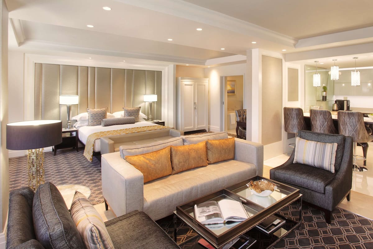 Sandton Sun Studio Double Room | 1 kamar tidur, minibar, brankas, dan meja kerja