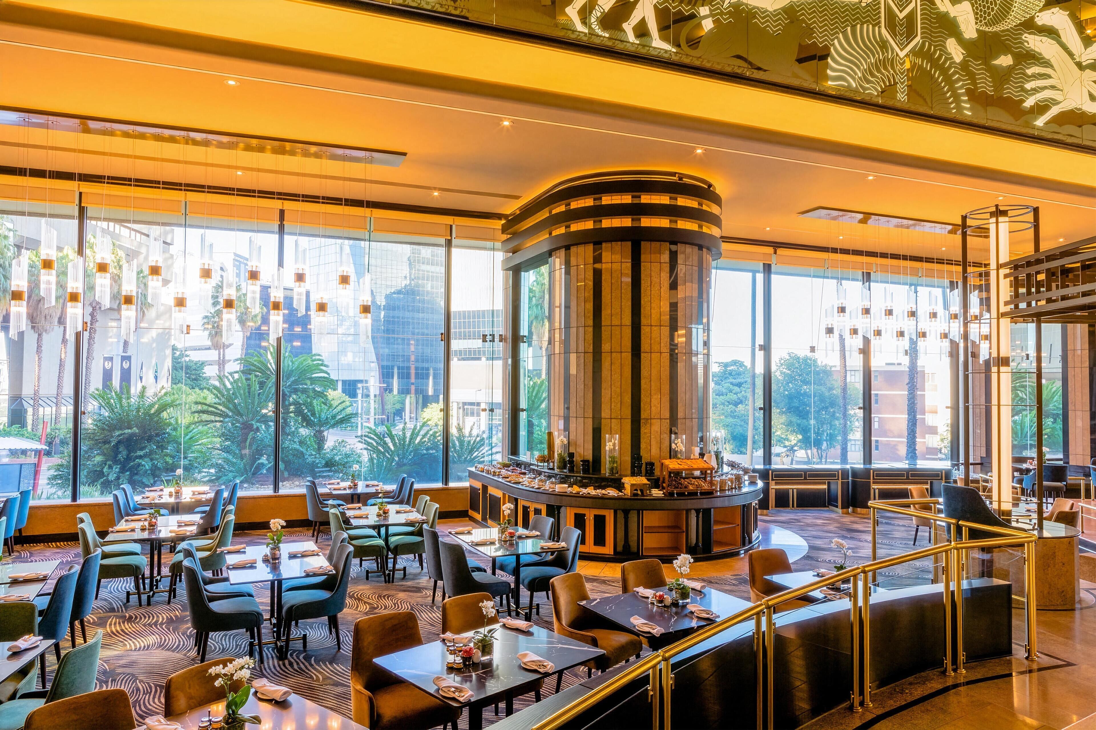 2 间餐厅，供应早餐、午餐和晚餐，国际美食