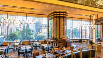 2 restaurants, spécialités Cuisine internationale