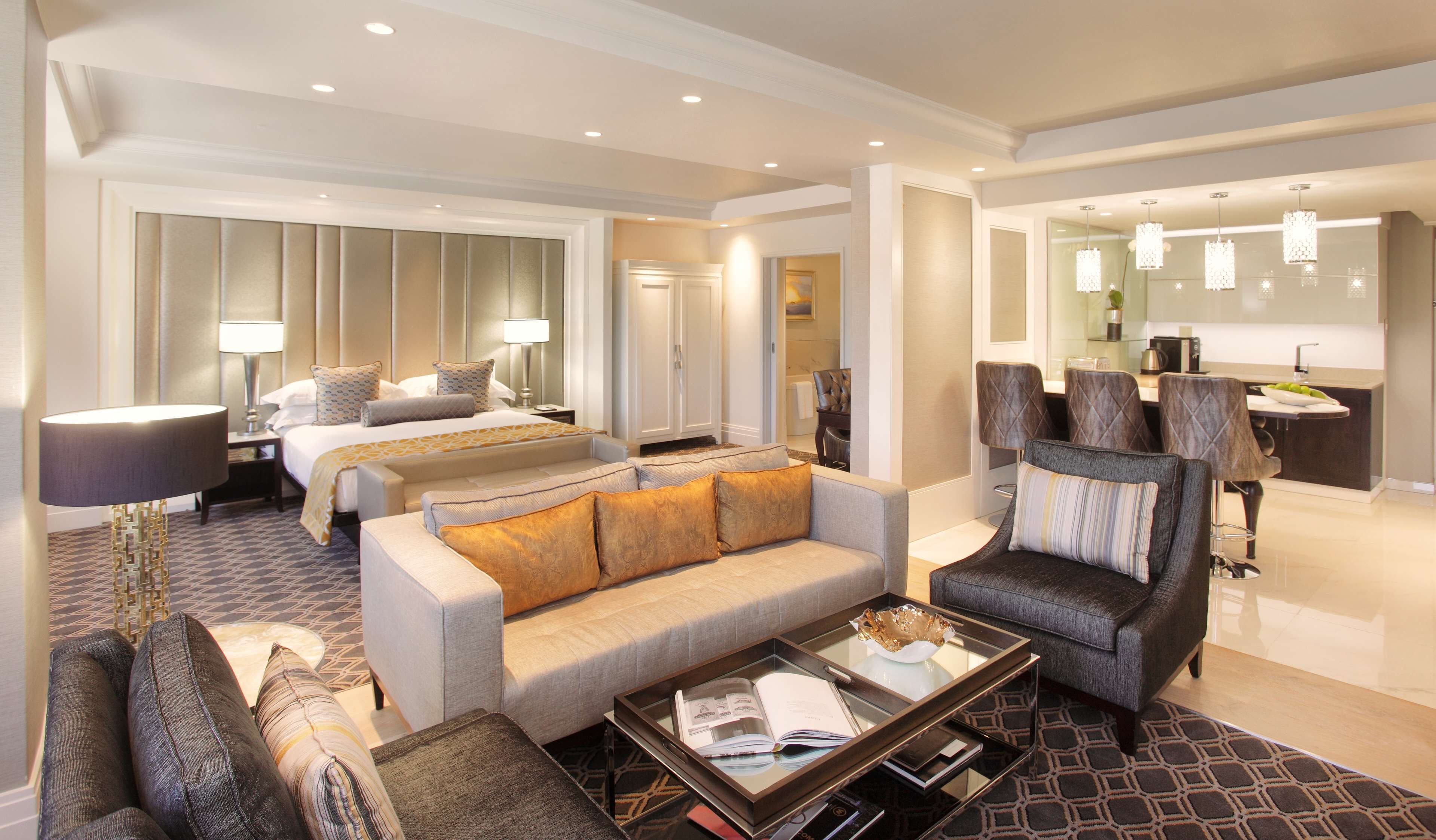 Sandton Sun Studio Double Room | Minibar, coffres-forts dans les chambres, bureau