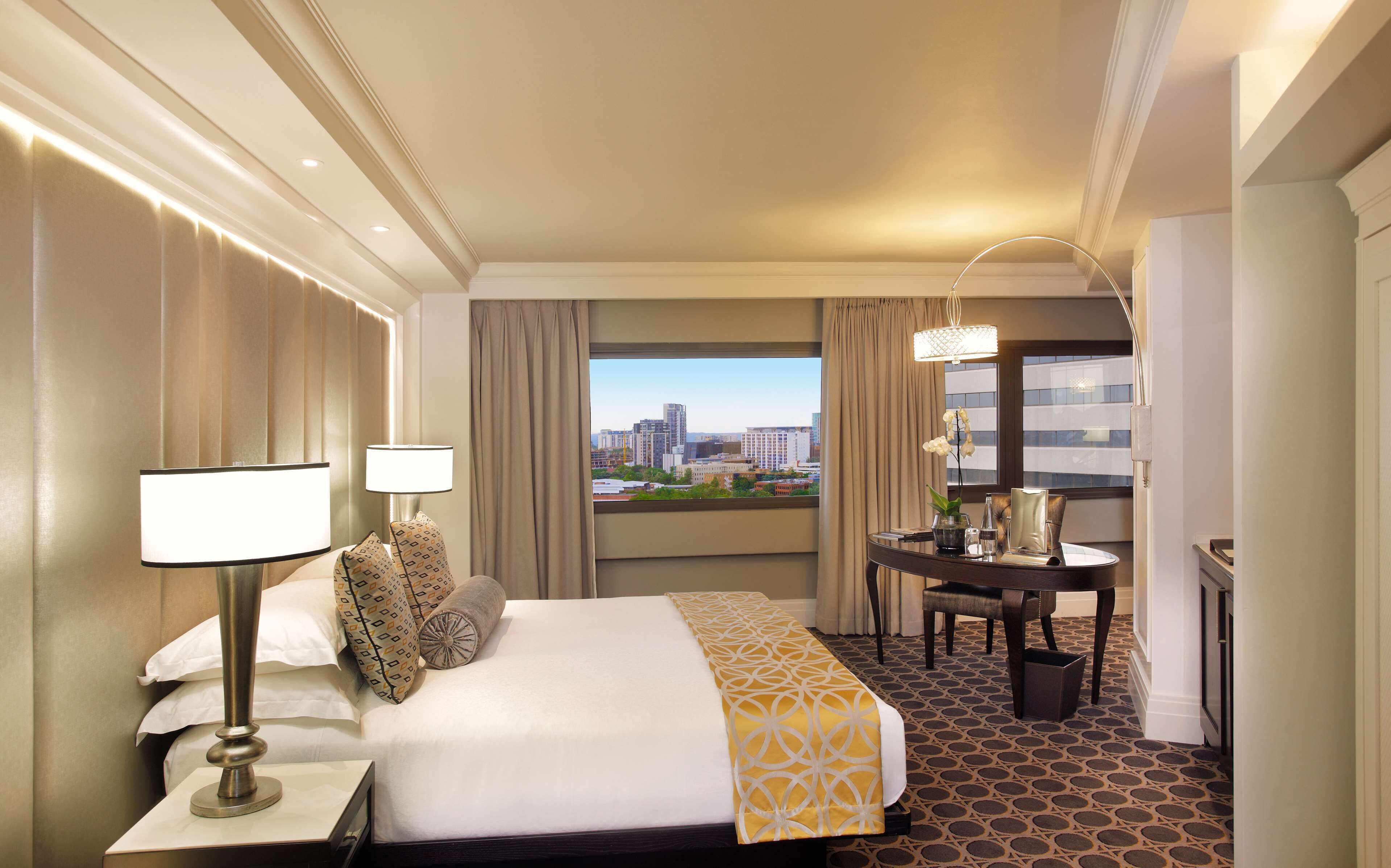 Sandton Sun Executive Double Room | Minibar, coffres-forts dans les chambres, bureau