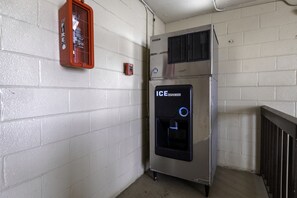 Vending machine - Red Roof Inn Charlottesville (Charlottesville)