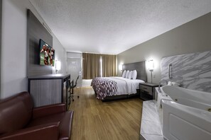 Desk, blackout curtains, iron/ironing board, free WiFi - Red Roof Inn Charlottesville (Charlottesville)