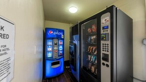 Ein Automatenbereich mit einer Pepsi-Maschine und einem Automaten für Snacks.