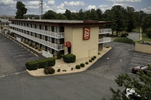 Un hôtel Red Roof Inn doté d’un parking, d’un passage couvert et d’un bâtiment à plusieurs étages.