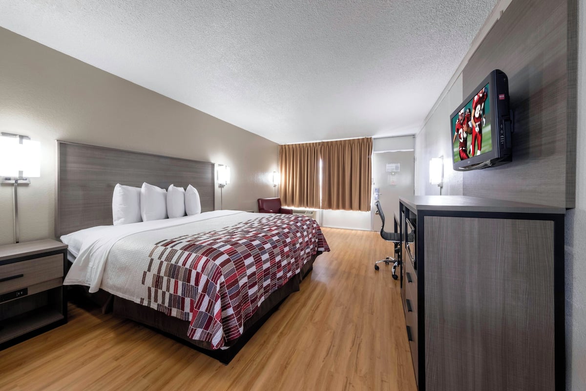 Superior Room, 1 King Bed (Smoke Free) | Desk, blackout drapes, iron/ironing board, free WiFi