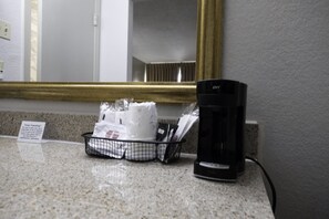 Escriptori, cortines opaques, planxa i posts de planxar i wifi gratuïta 