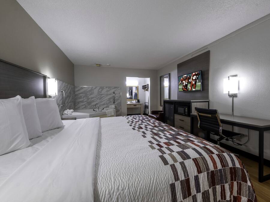 Deluxe kamer, 1 kingsize bed, bubbelbad (Smoke Free) | Een bureau, verduisterende gordijnen, een strijkplank/strijkijzer