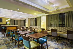 Bao gồm bữa sáng tự phục vụ hàng ngày 