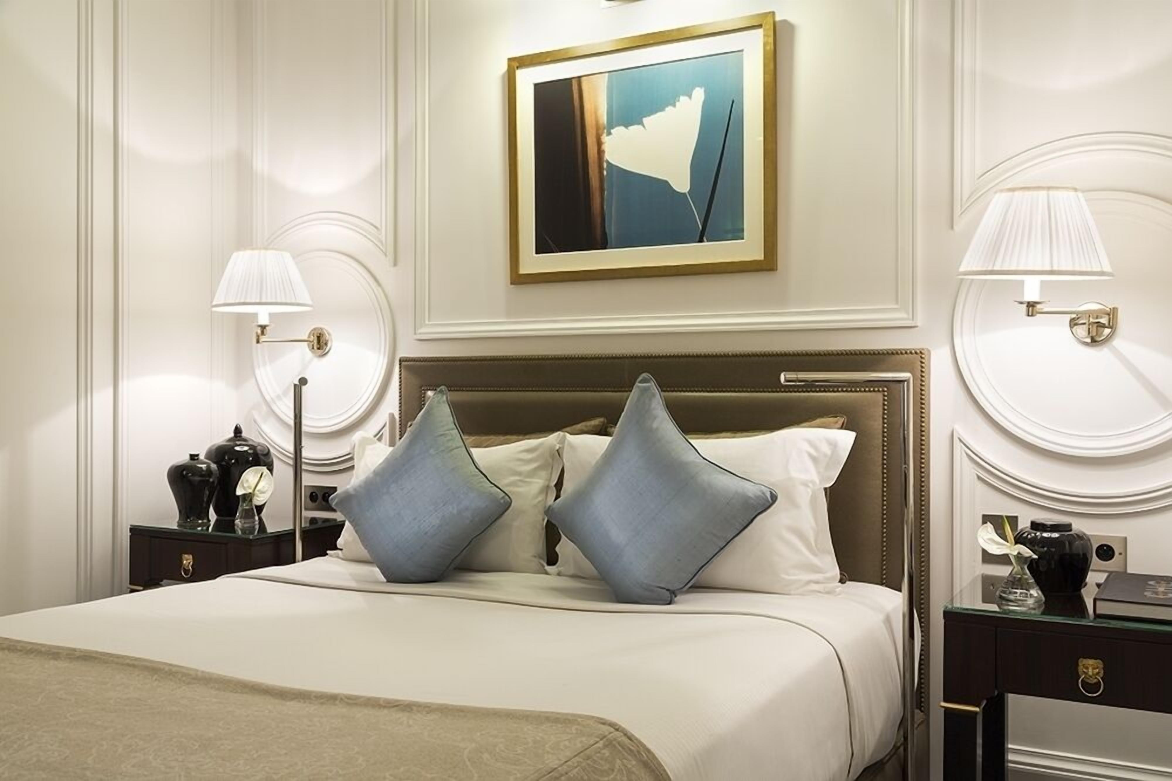 classic double room | minibar, in-room safe, blackout curtains, iron/ironing board