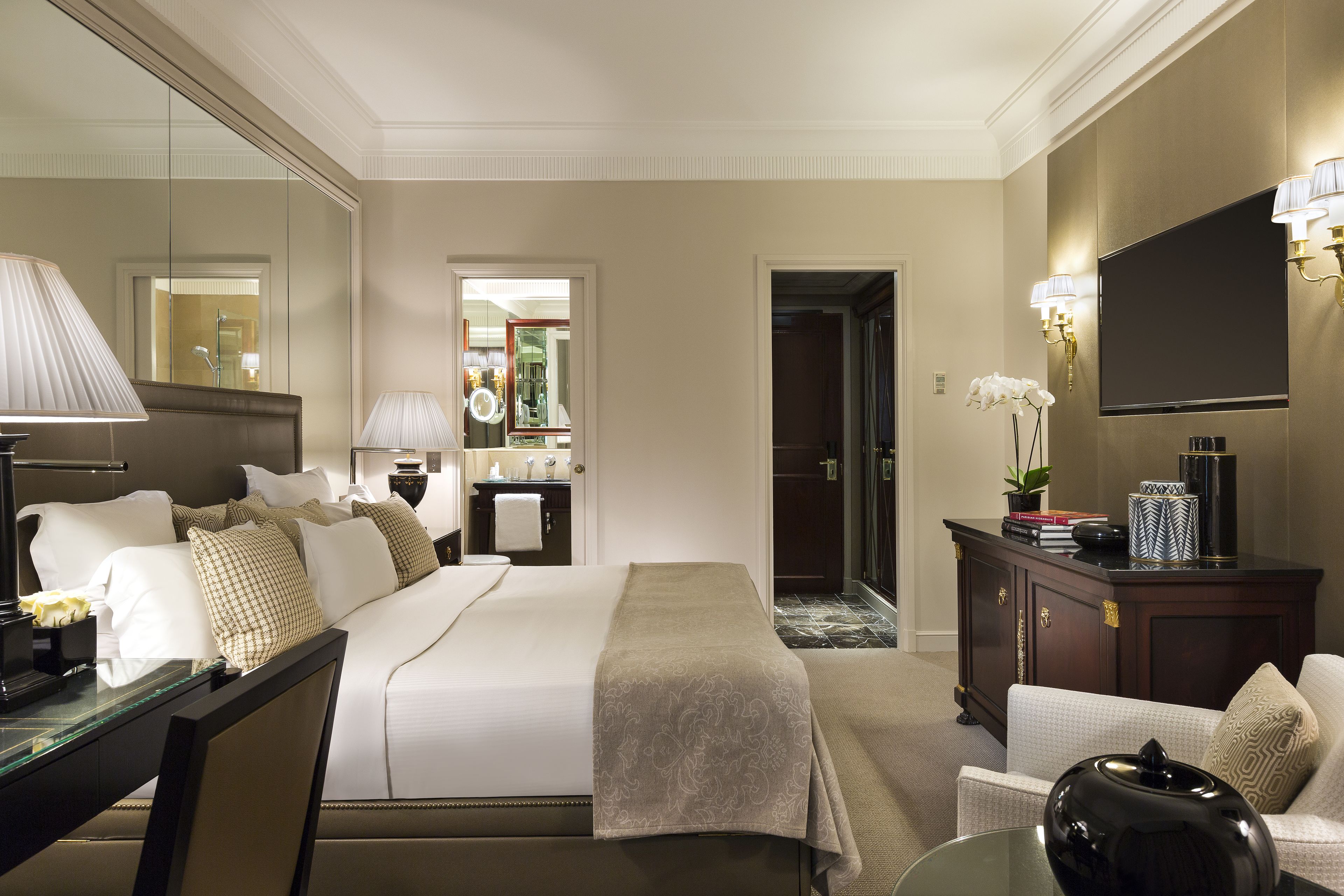 executive room | minibar, in-room safe, blackout curtains, iron/ironing board