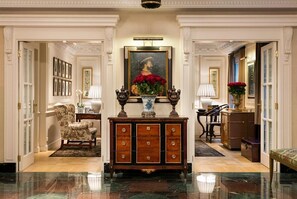 Unclassified image, 4 of 33, button - Hôtel Francois 1er (Paris)