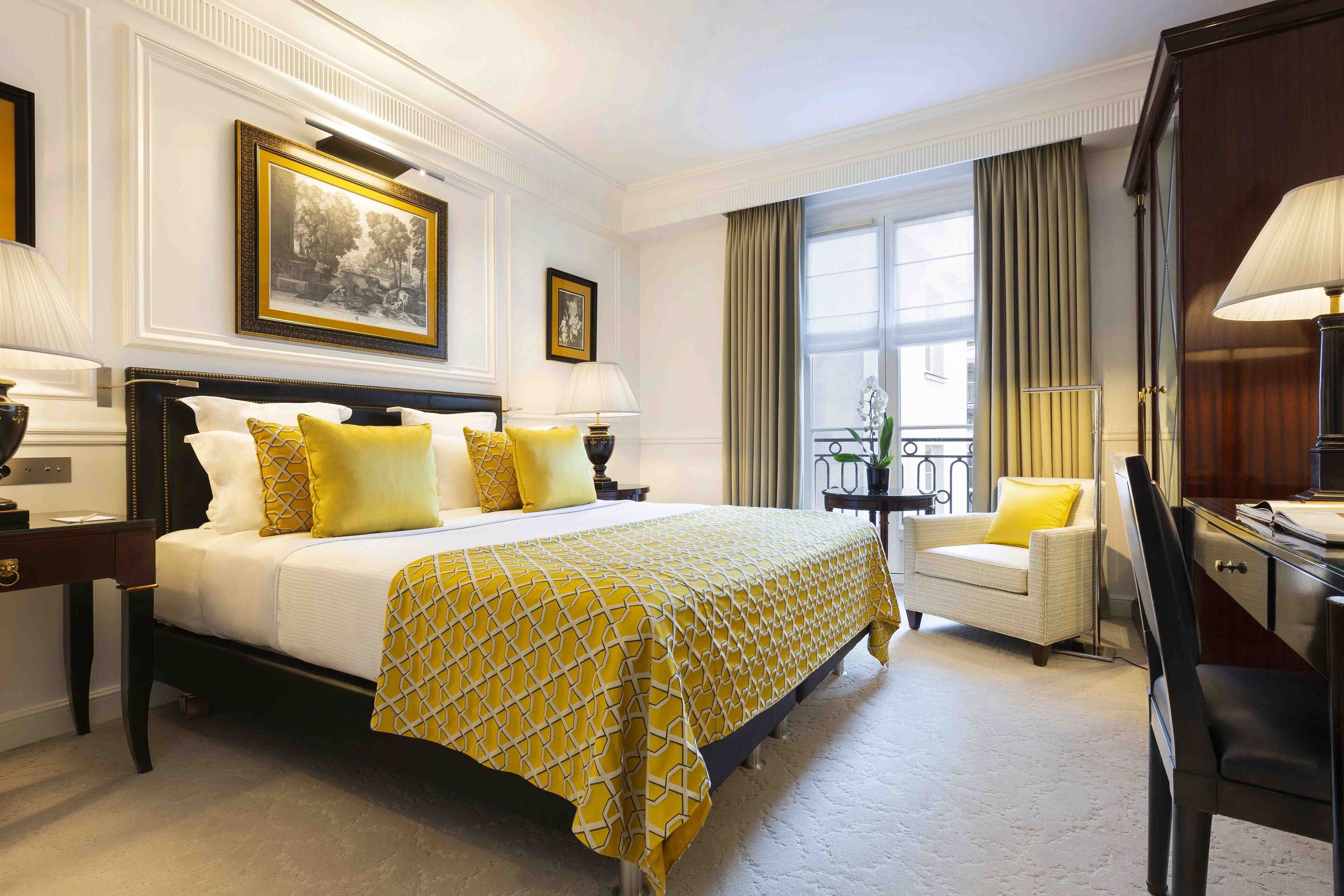 executive room | minibar, in-room safe, blackout curtains, iron/ironing board