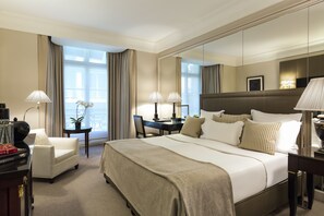 Executive Room | Minibar, in-room safe, blackout drapes, iron/ironing board - Hôtel Francois 1er (Paris)
