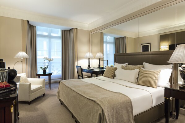 Executive Room | Minibar, in-room safe, blackout curtains, iron/ironing board