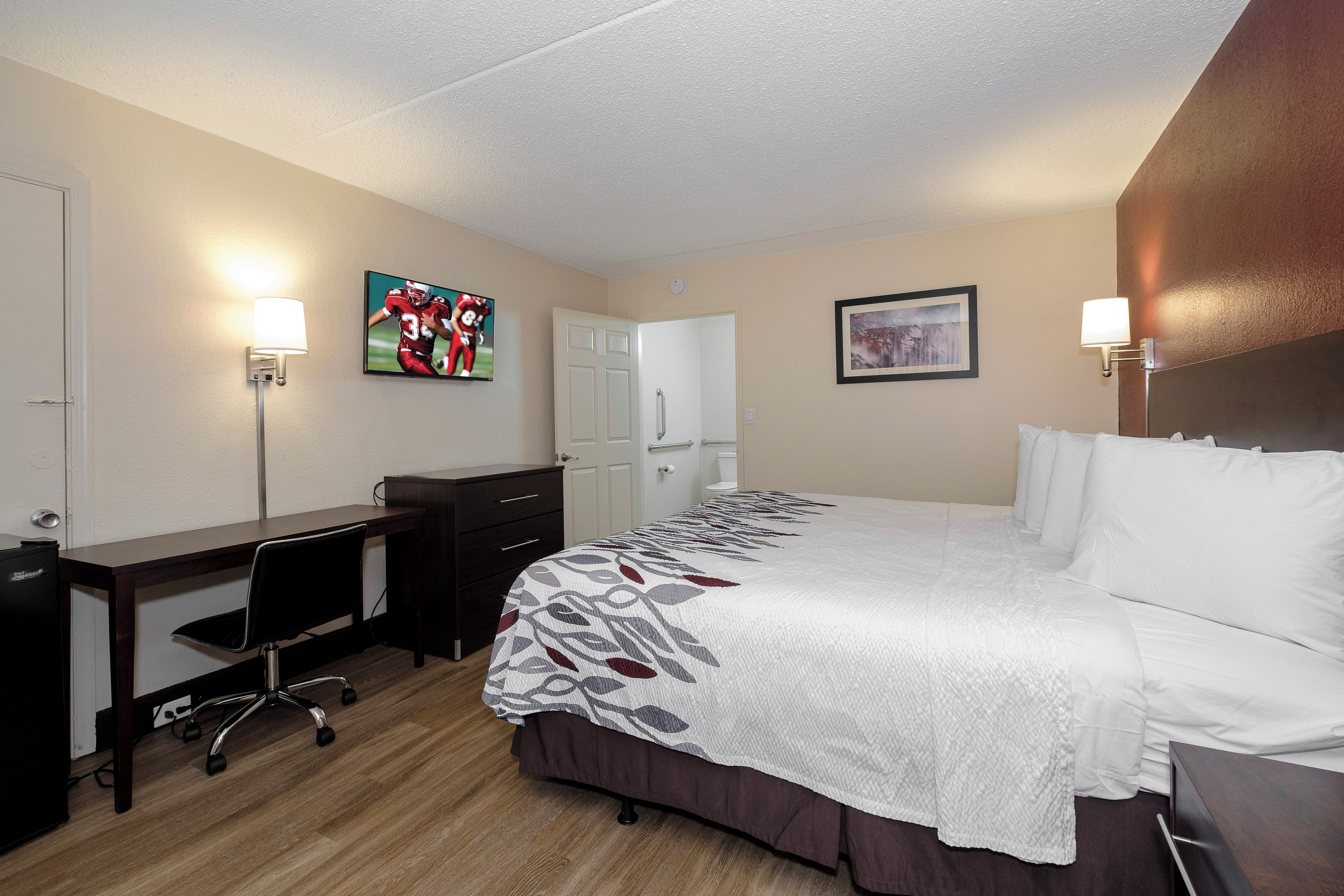 Premium bedding, desk, iron/ironing board, free WiFi