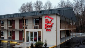 Een Red Roof Inn hotel met een gebouw van twee verdiepingen, een duidelijke ingang en een parkeerplaats.