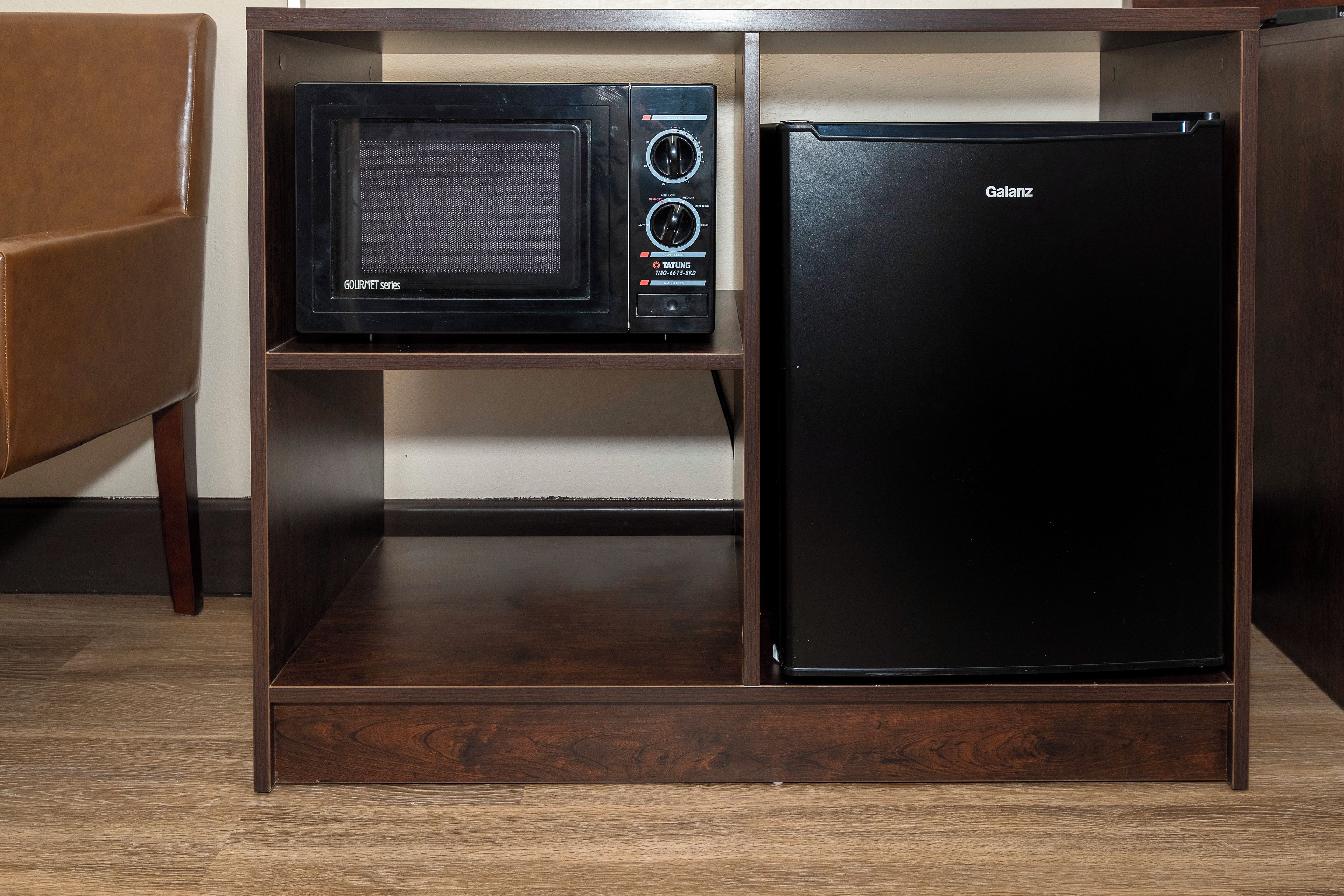 Una cocina compacta equipada con microondas y refrigerador.