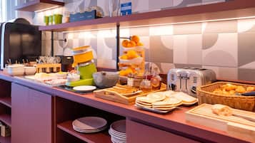 Tägliches Frühstücksbuffet (12 EUR pro Person)