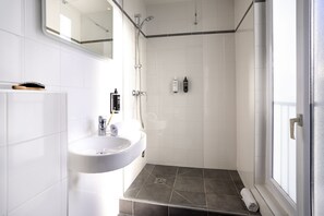 Quarto standard, 1 cama de casal | Banheiro | Secador de cabelo, toalhas de banho, sabonete, shampoo