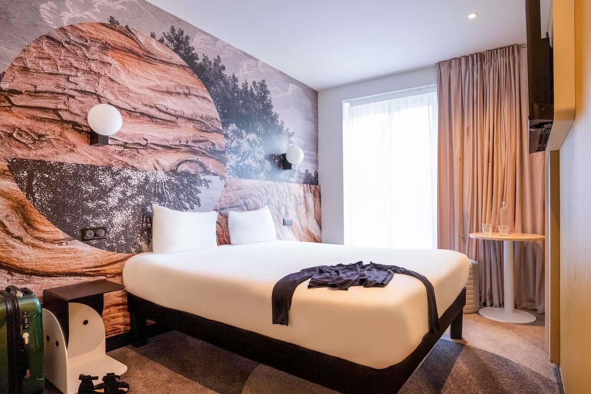 Standard Room, 1 Double Bed | Premium bedding, in-room safe, desk, laptop workspace