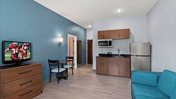 Studio, 1 kingsize bed, niet-roken (2 Rooms) | Een bureau, verduisterende gordijnen, een strijkplank/strijkijzer