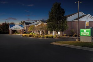 Exterior - HomeTowne Studios by Red Roof East Lansing - Okemos (Okemos)